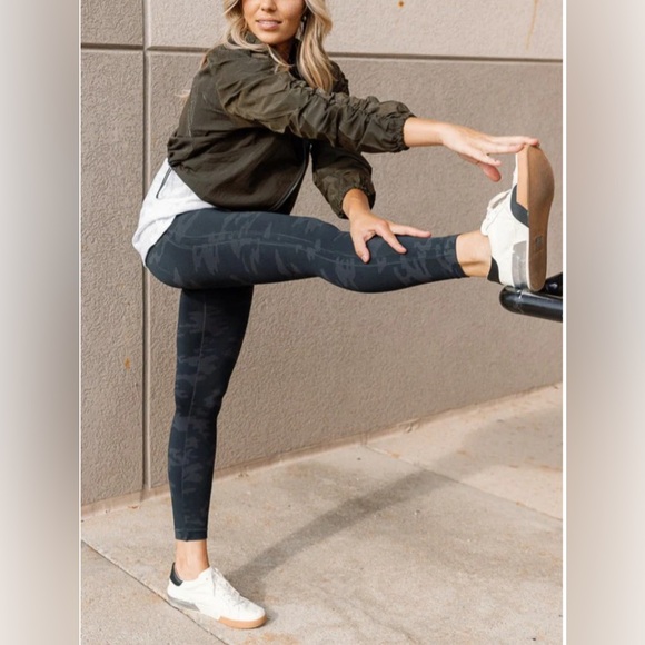 Spanx Look At Me Now Black Camo Leggings, NWT - Picture 7 of 14